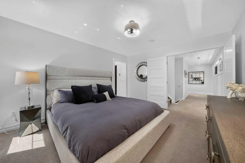 1732 49 Avenue SW Calgary AB T2T 2T9