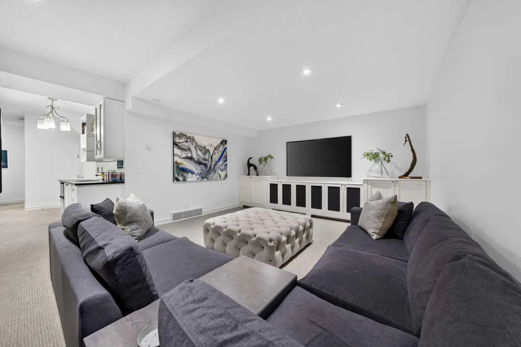 1732 49 Avenue SW Calgary AB T2T 2T9