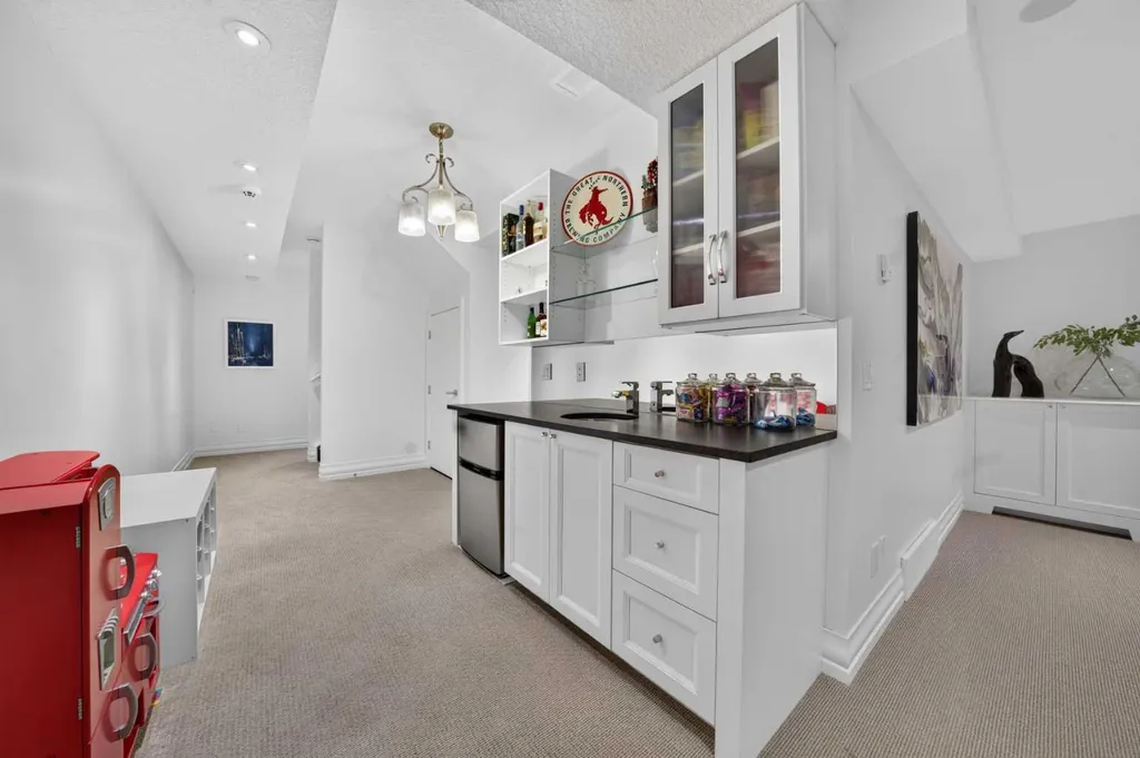 1732 49 Avenue SW Calgary AB T2T 2T9