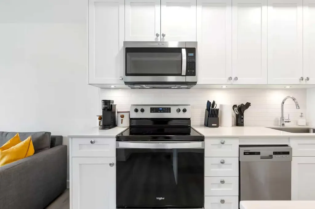123 4 Street NE Calgary AB T2E 8K3