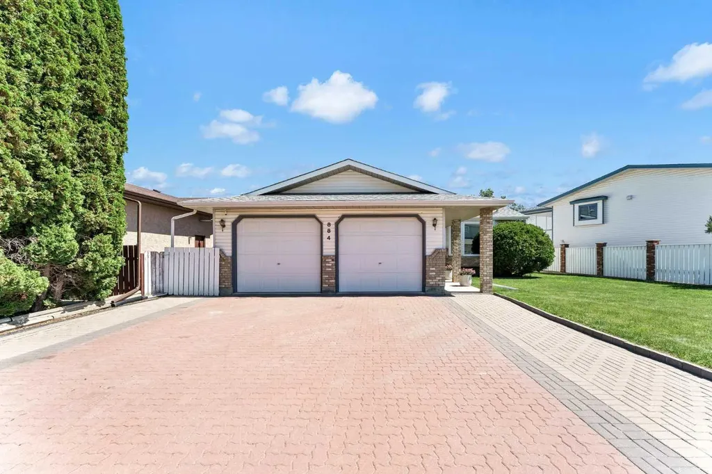 884 Ross Glen Drive SE Medicine Hat AB T1B 3W7