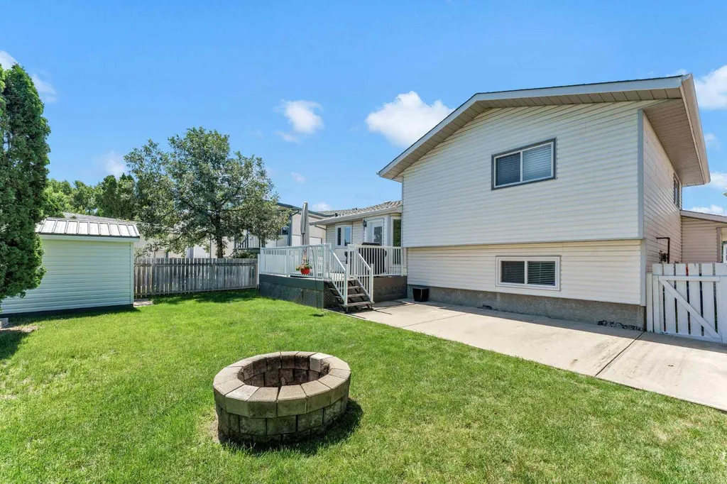 884 Ross Glen Drive SE Medicine Hat AB T1B 3W7