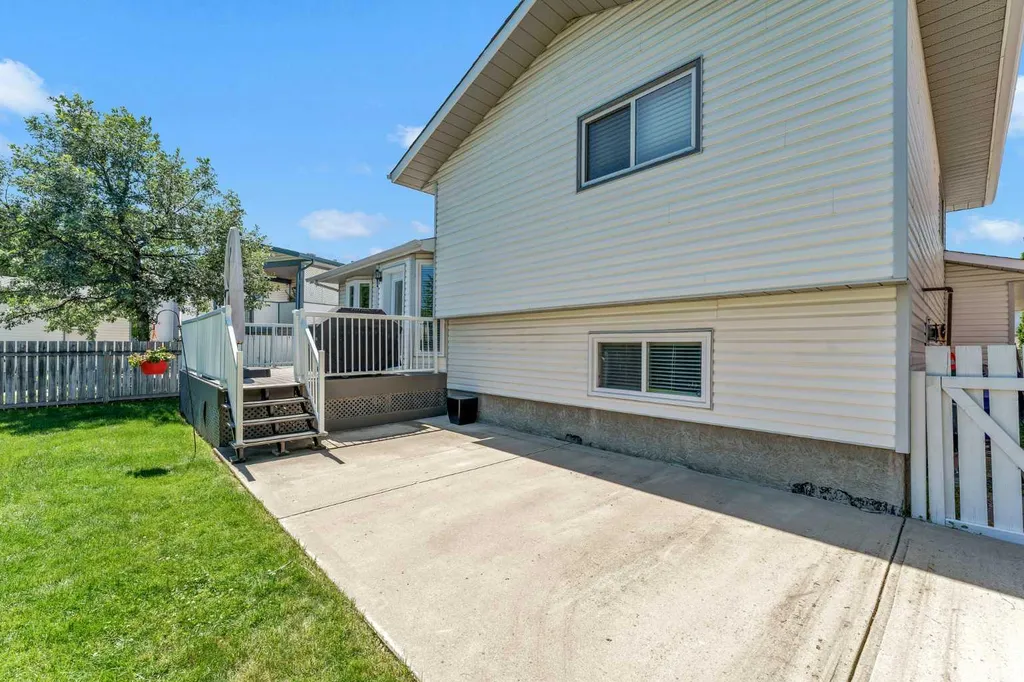 884 Ross Glen Drive SE Medicine Hat AB T1B 3W7