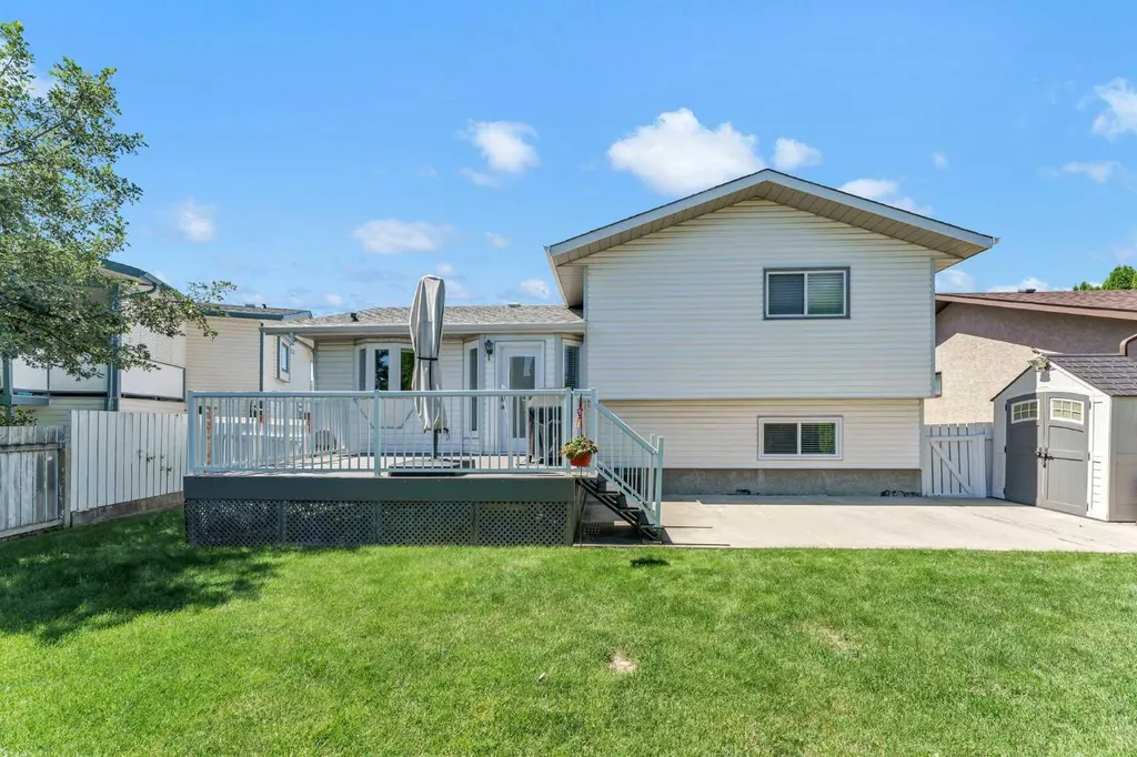 884 Ross Glen Drive SE Medicine Hat AB T1B 3W7