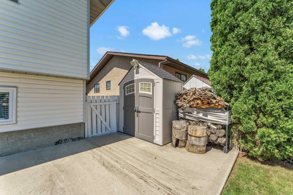 884 Ross Glen Drive SE Medicine Hat AB T1B 3W7