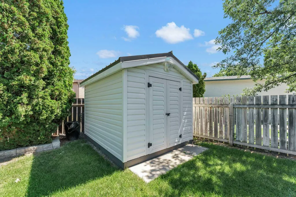 884 Ross Glen Drive SE Medicine Hat AB T1B 3W7