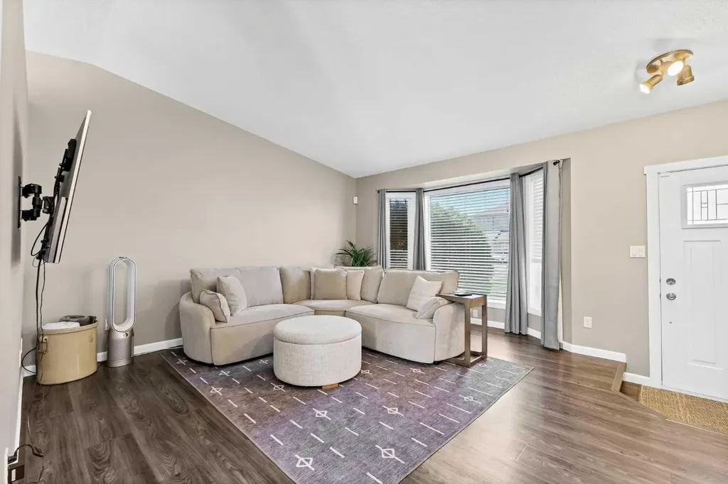 884 Ross Glen Drive SE Medicine Hat AB T1B 3W7