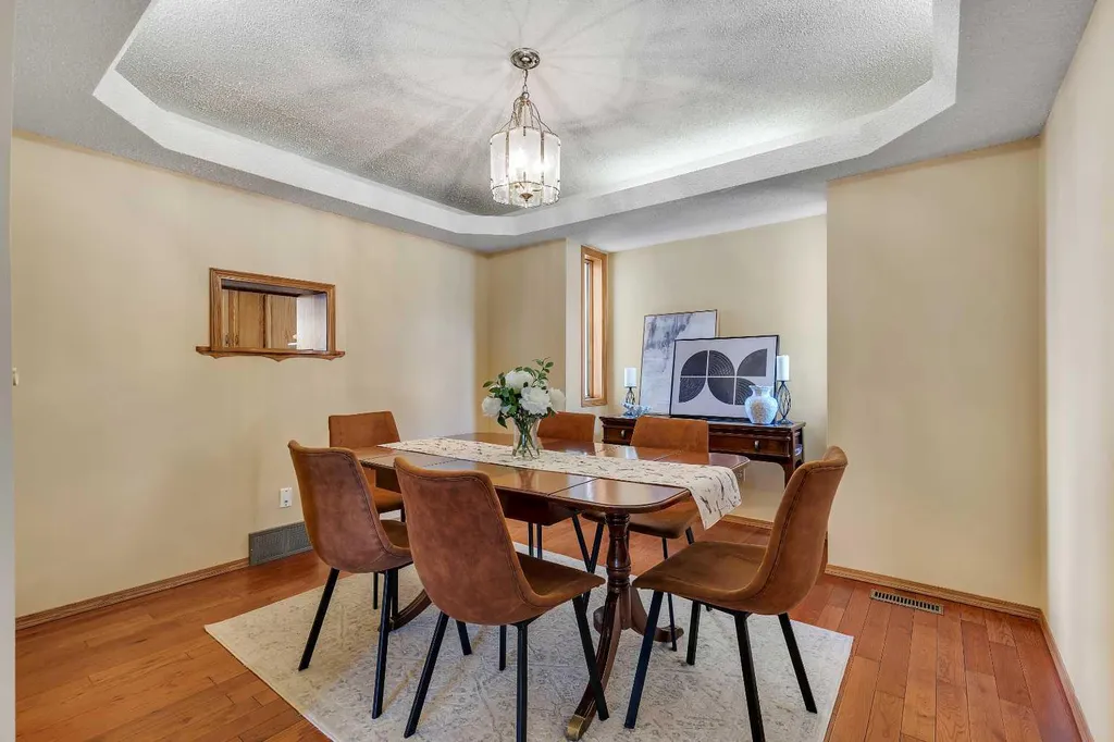 2856 Signal Hill Heights SW Calgary AB T3H 2M6