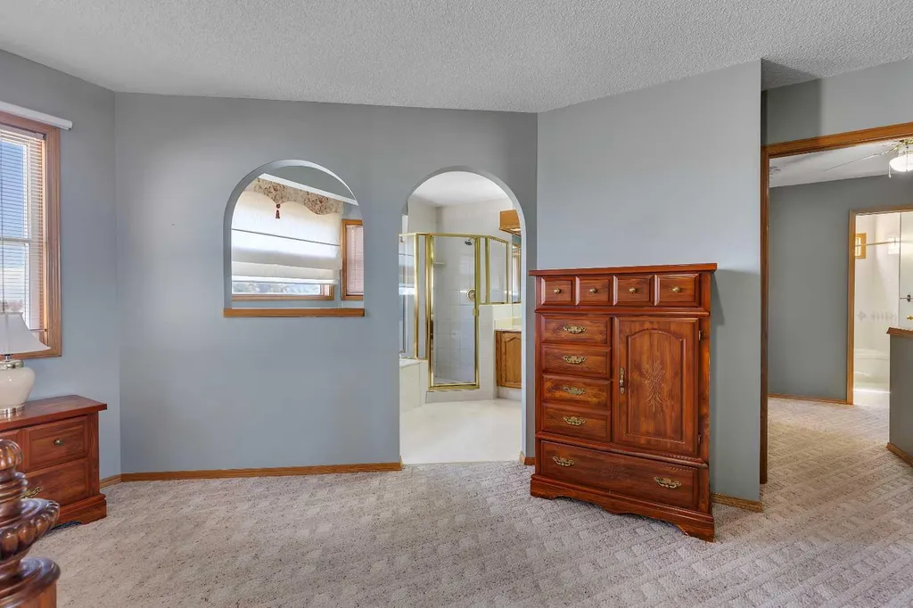 2856 Signal Hill Heights SW Calgary AB T3H 2M6