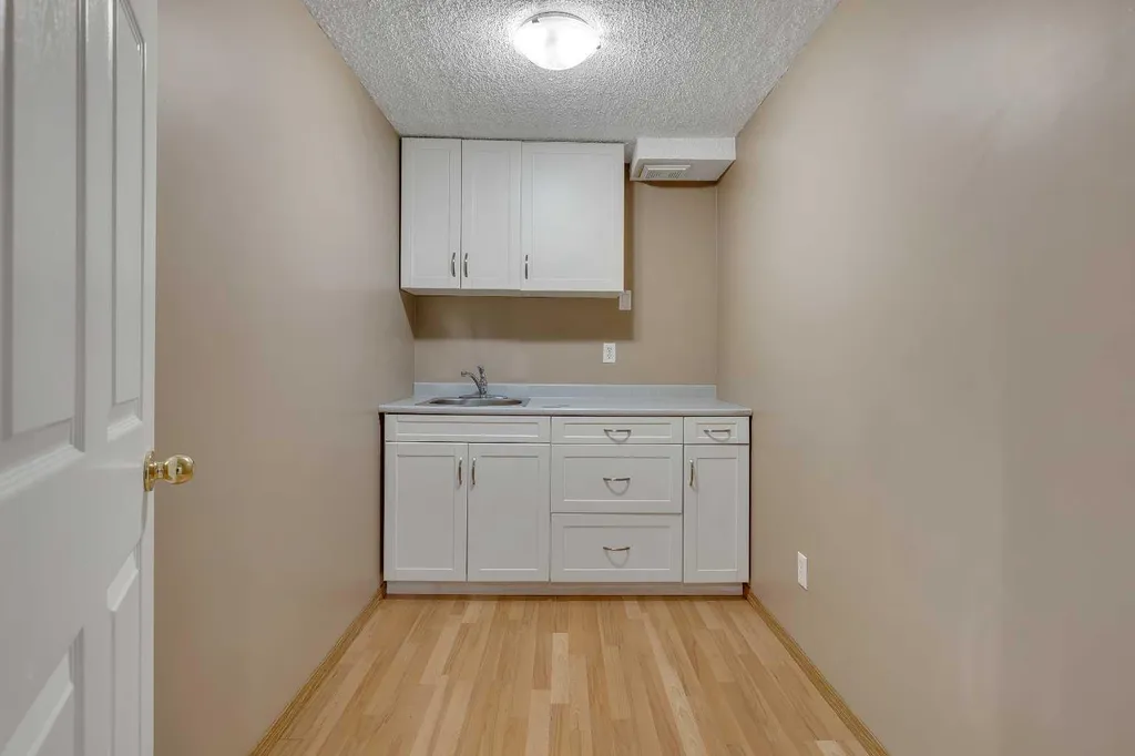2856 Signal Hill Heights SW Calgary AB T3H 2M6