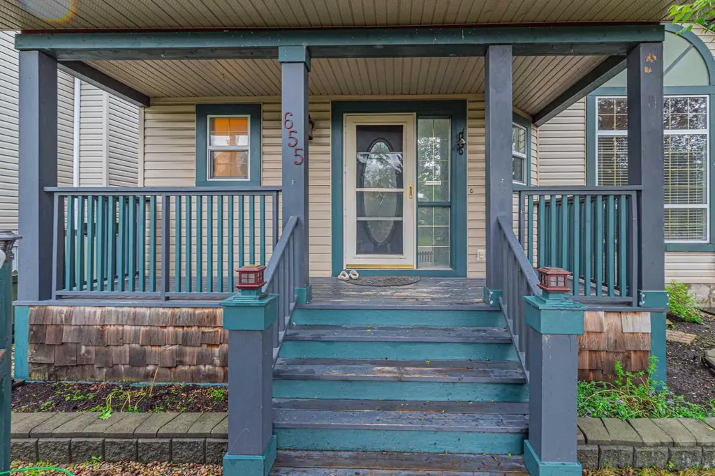 655 Erin Woods Drive SE Calgary AB T2B 3L1