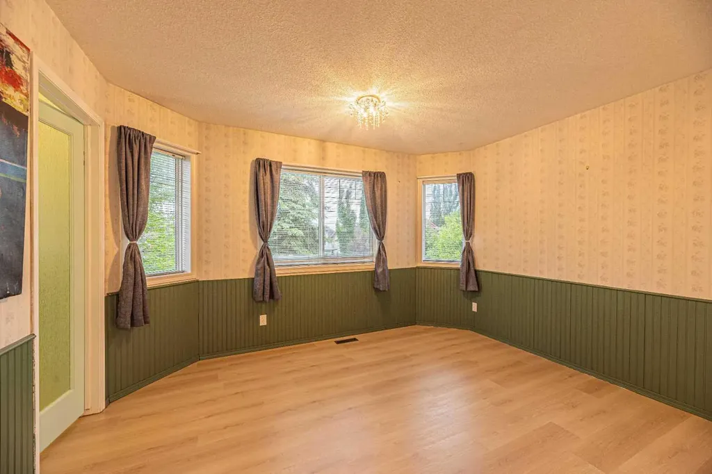 655 Erin Woods Drive SE Calgary AB T2B 3L1
