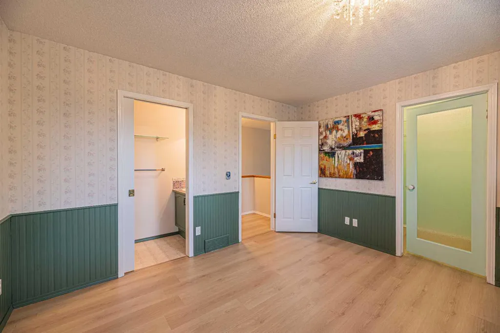 655 Erin Woods Drive SE Calgary AB T2B 3L1