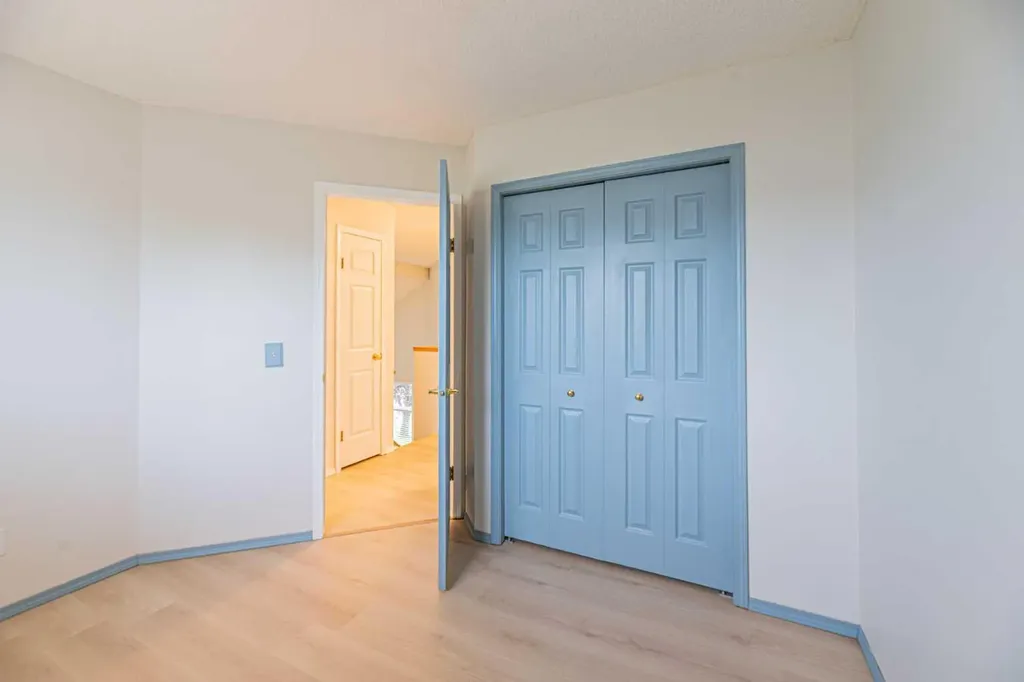 655 Erin Woods Drive SE Calgary AB T2B 3L1