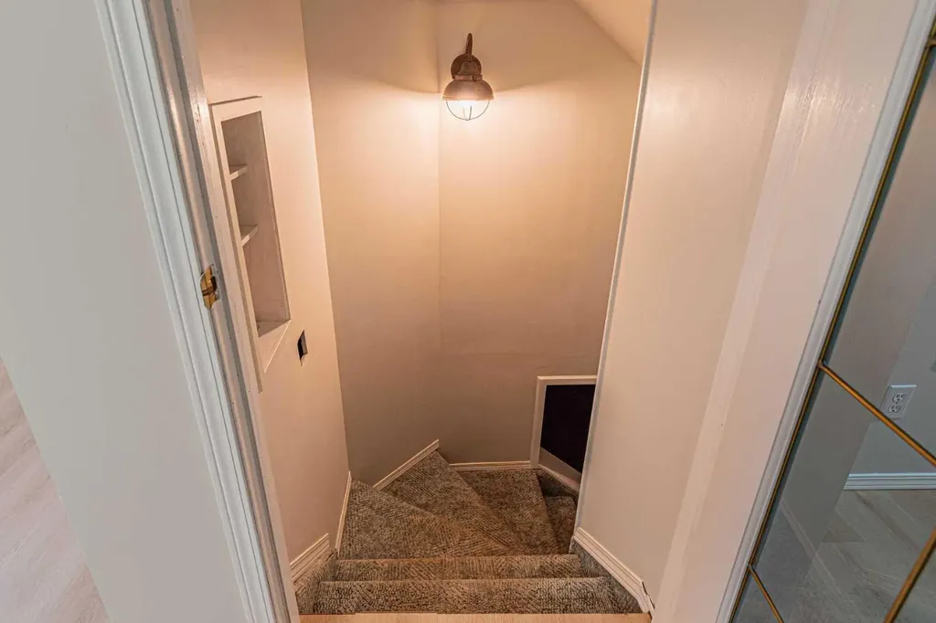 655 Erin Woods Drive SE Calgary AB T2B 3L1