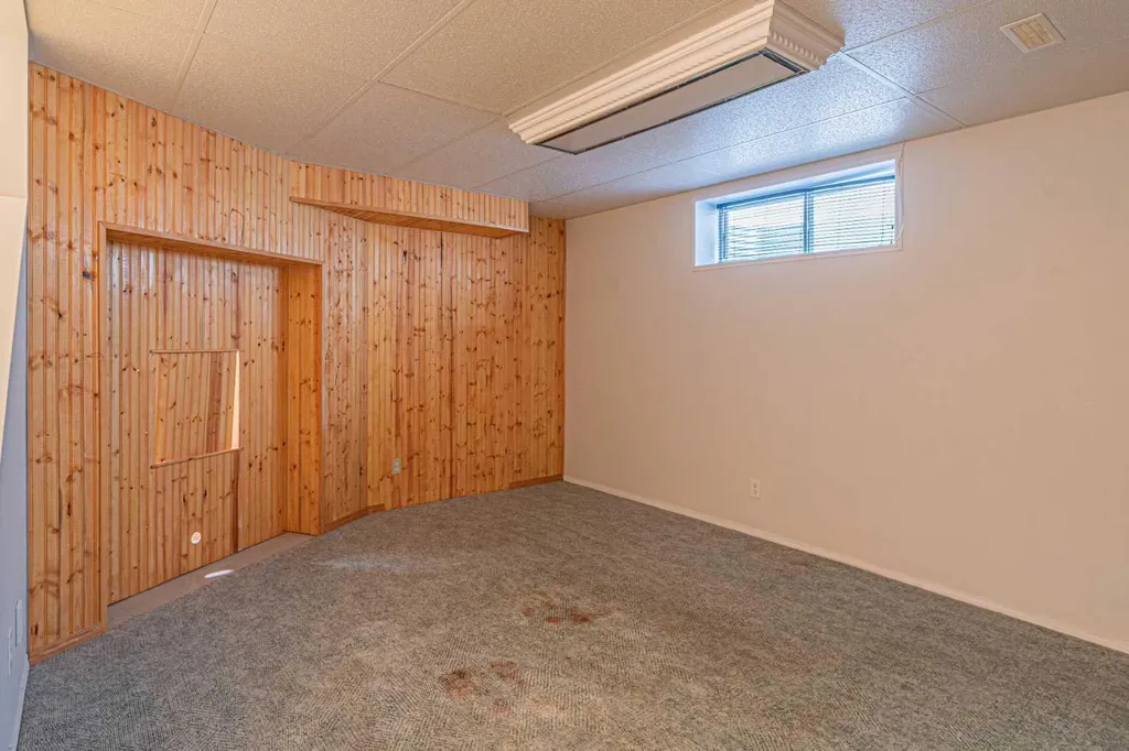 655 Erin Woods Drive SE Calgary AB T2B 3L1