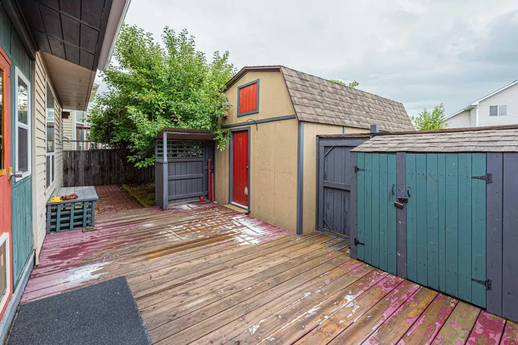 655 Erin Woods Drive SE Calgary AB T2B 3L1