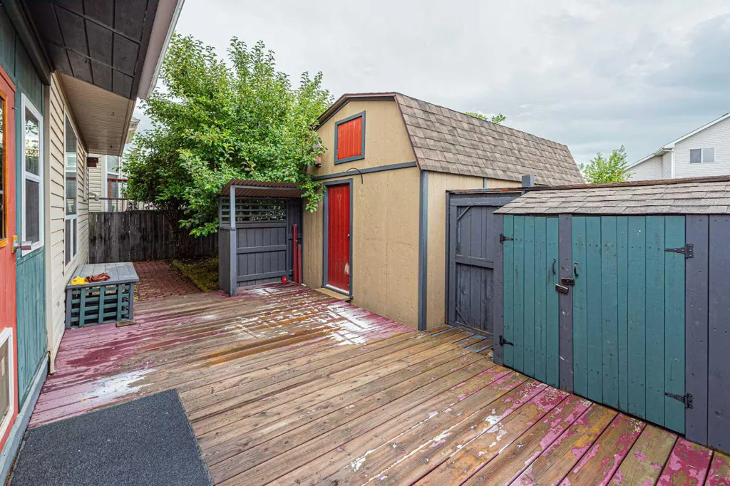 655 Erin Woods Drive SE Calgary AB T2B 3L1