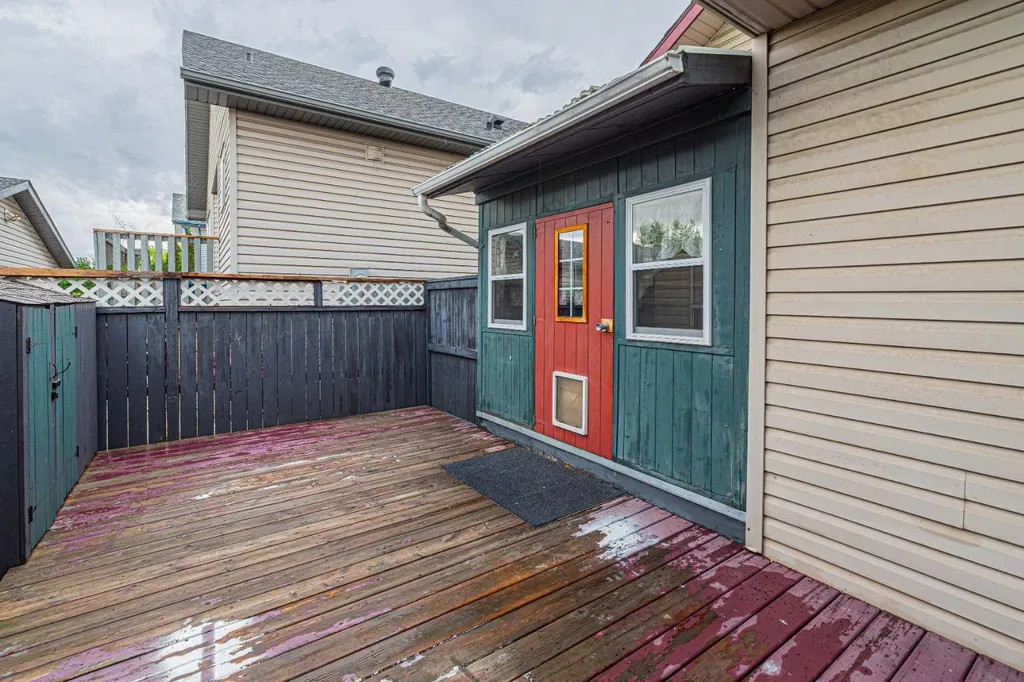 655 Erin Woods Drive SE Calgary AB T2B 3L1
