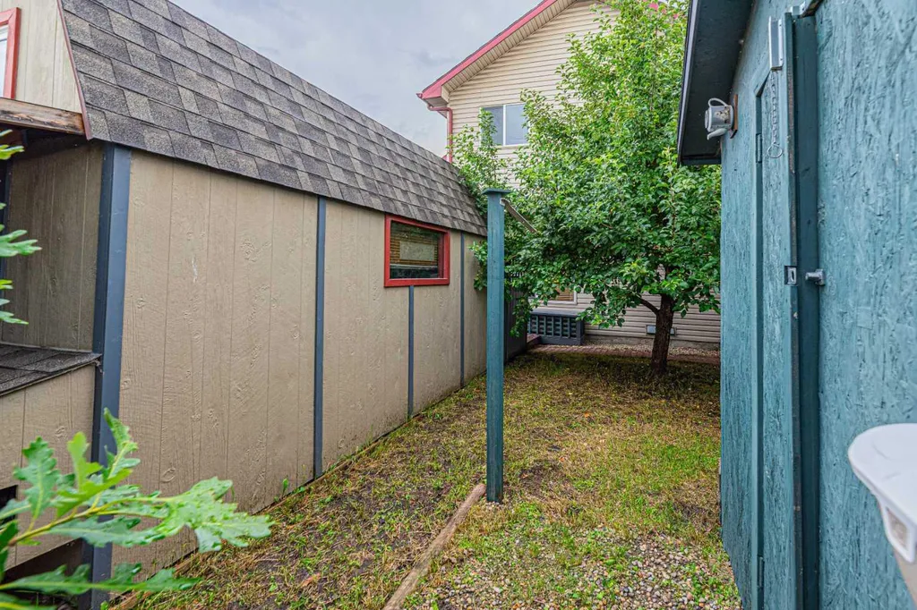 655 Erin Woods Drive SE Calgary AB T2B 3L1