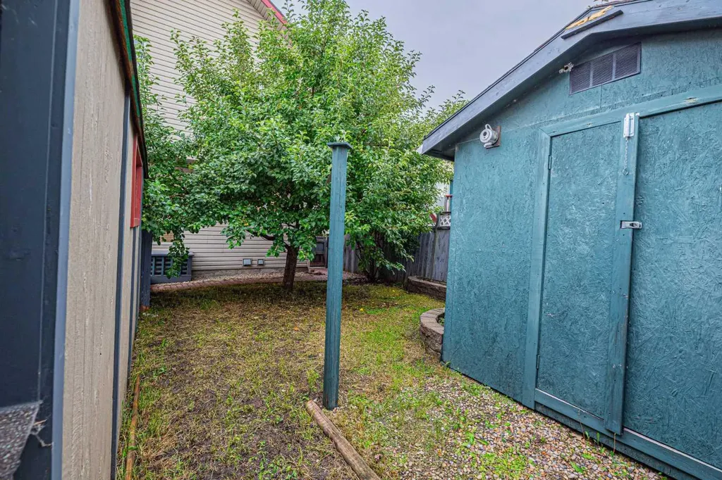 655 Erin Woods Drive SE Calgary AB T2B 3L1