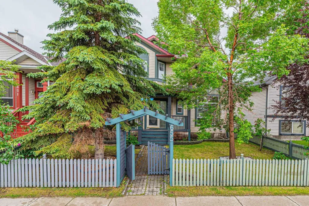 655 Erin Woods Drive SE Calgary AB T2B 3L1