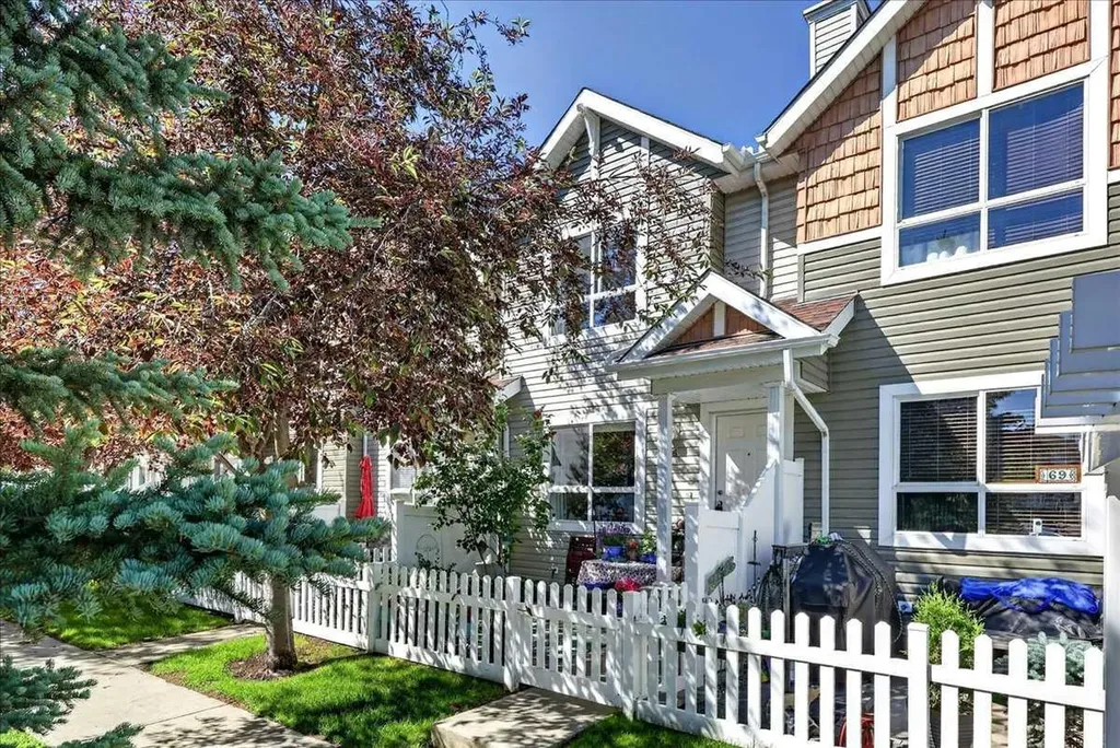 68 Tuscany Court NW Calgary AB T3L 2Z1