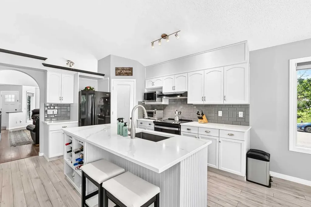 4 Valley Meadow Close NW Calgary AB T3B5M1