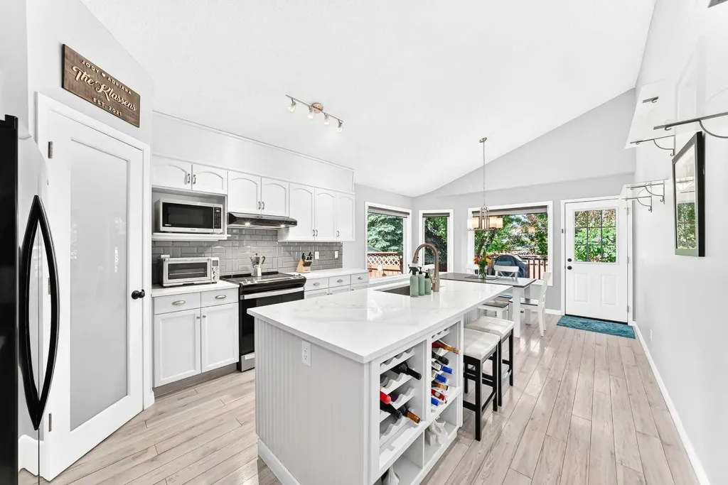 4 Valley Meadow Close NW Calgary AB T3B5M1