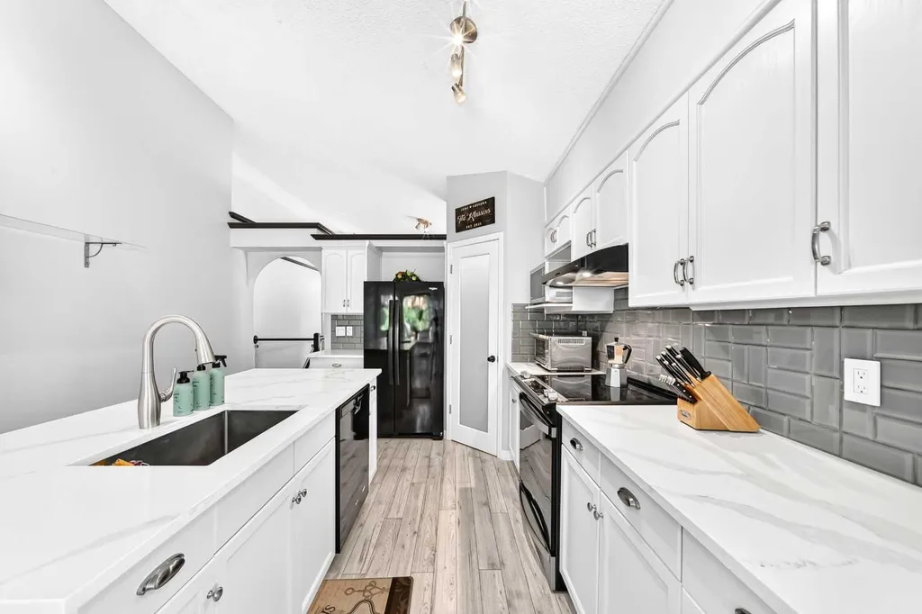 4 Valley Meadow Close NW Calgary AB T3B5M1