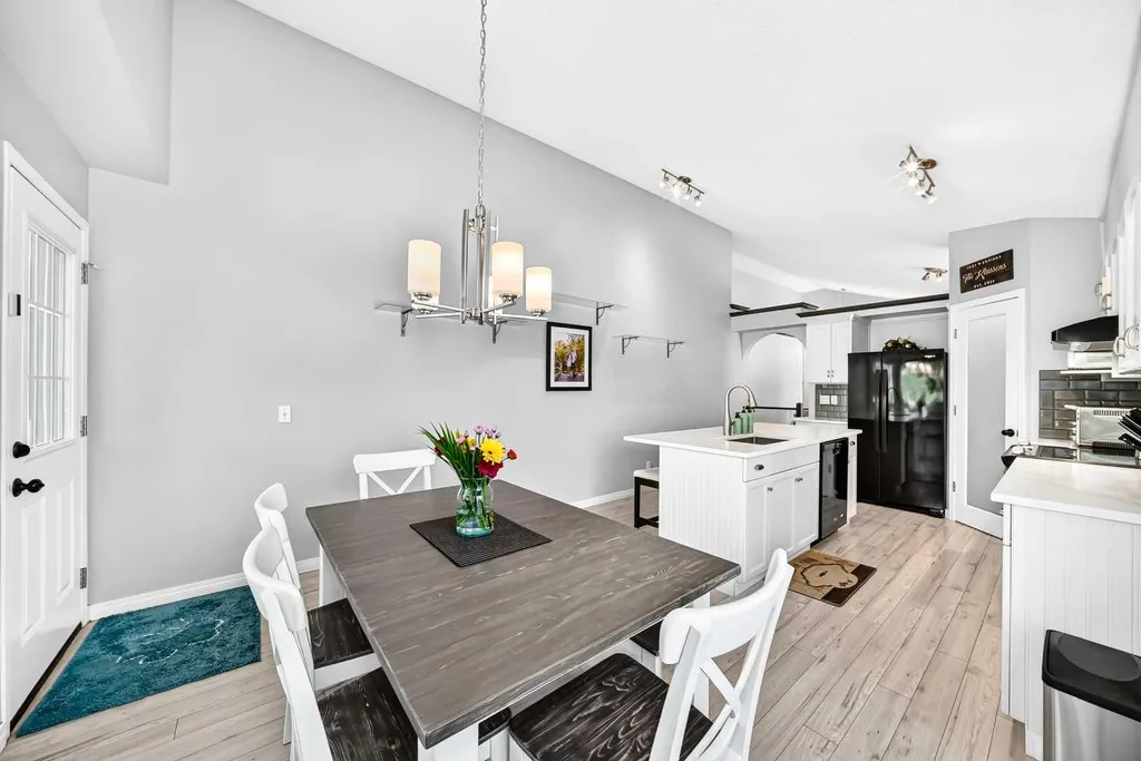 4 Valley Meadow Close NW Calgary AB T3B5M1