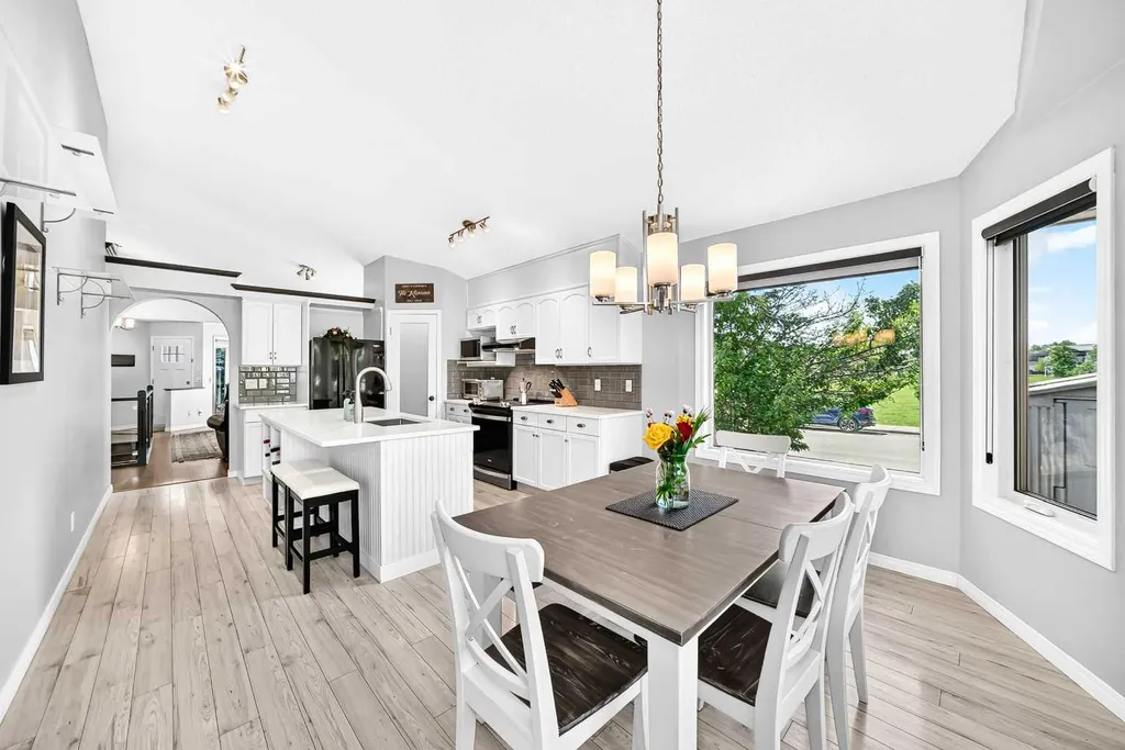 4 Valley Meadow Close NW Calgary AB T3B5M1