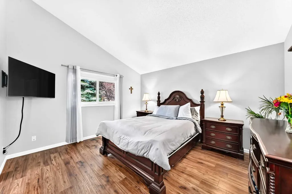 4 Valley Meadow Close NW Calgary AB T3B5M1