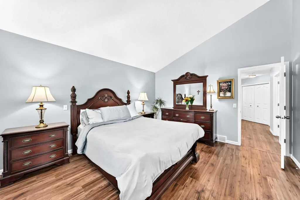 4 Valley Meadow Close NW Calgary AB T3B5M1