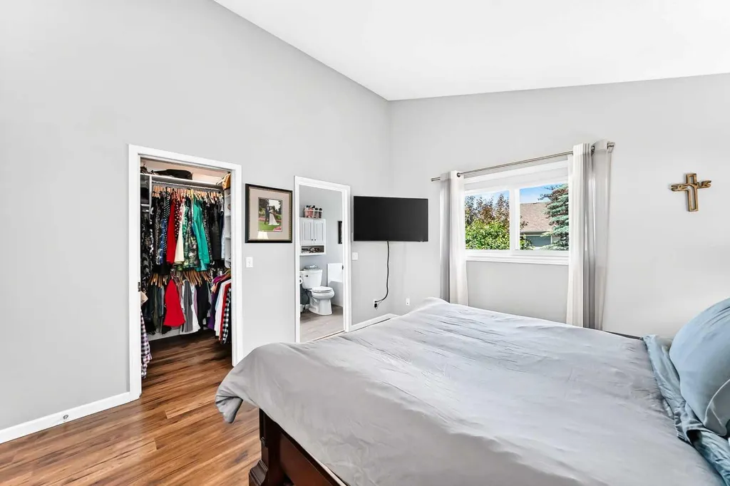 4 Valley Meadow Close NW Calgary AB T3B5M1