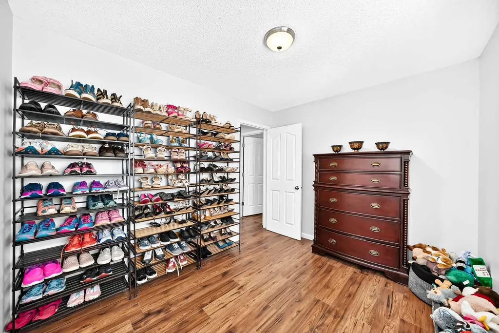 4 Valley Meadow Close NW Calgary AB T3B5M1
