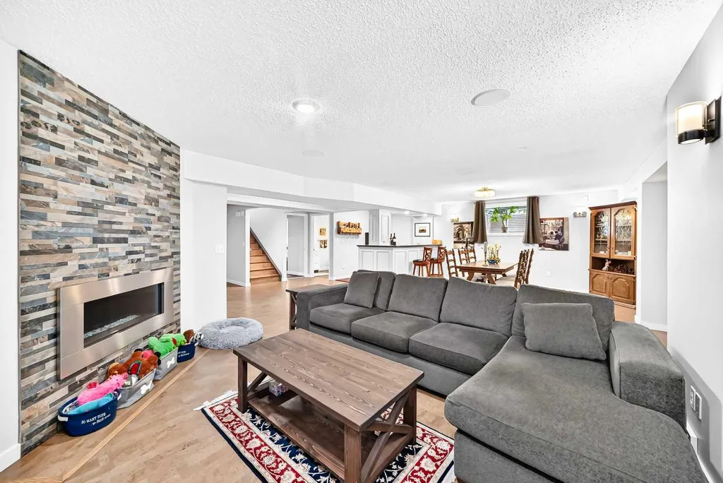 4 Valley Meadow Close NW Calgary AB T3B5M1