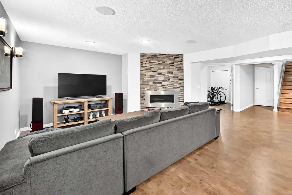 4 Valley Meadow Close NW Calgary AB T3B5M1