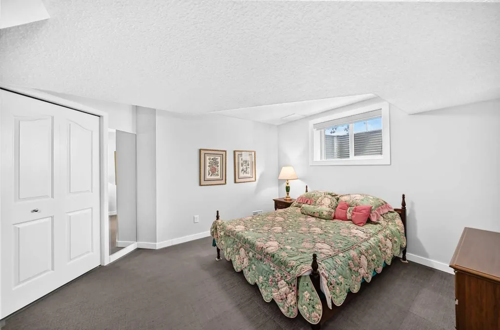 4 Valley Meadow Close NW Calgary AB T3B5M1