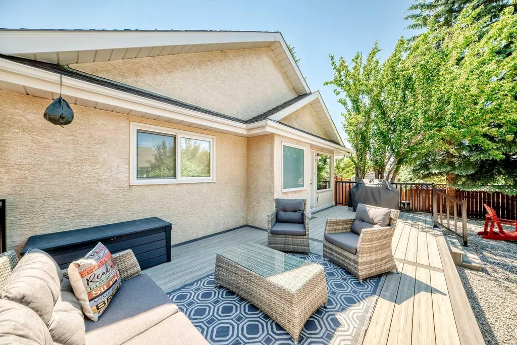 4 Valley Meadow Close NW Calgary AB T3B5M1