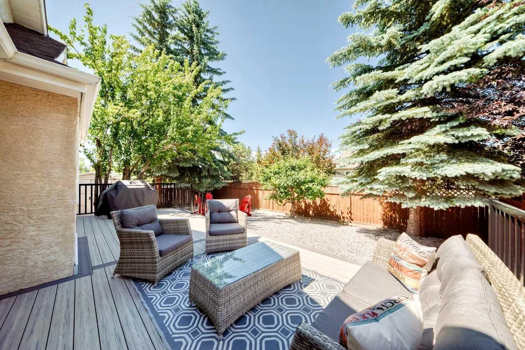 4 Valley Meadow Close NW Calgary AB T3B5M1