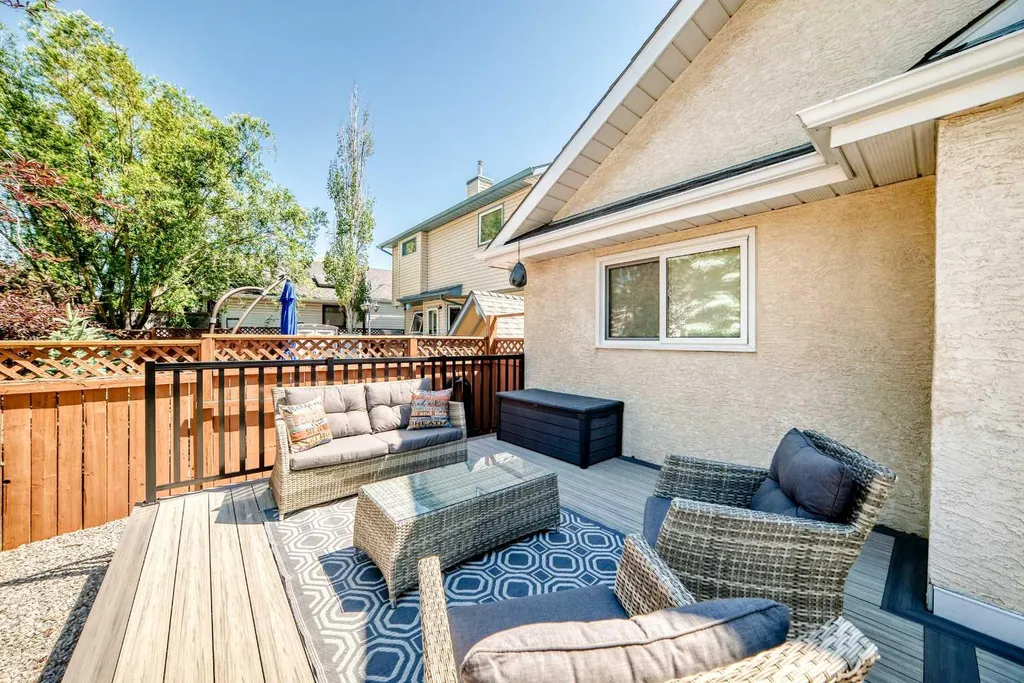 4 Valley Meadow Close NW Calgary AB T3B5M1