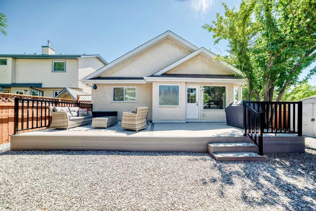 4 Valley Meadow Close NW Calgary AB T3B5M1