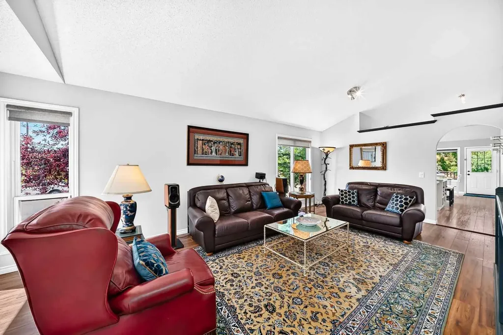 4 Valley Meadow Close NW Calgary AB T3B5M1