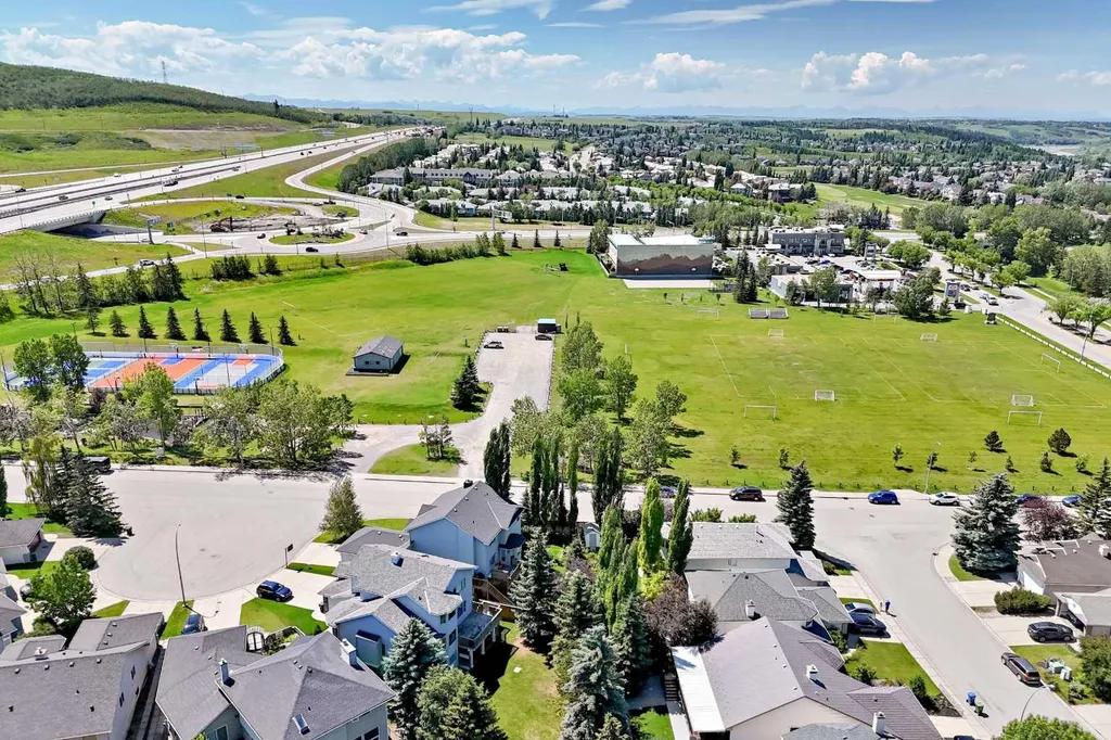 4 Valley Meadow Close NW Calgary AB T3B5M1