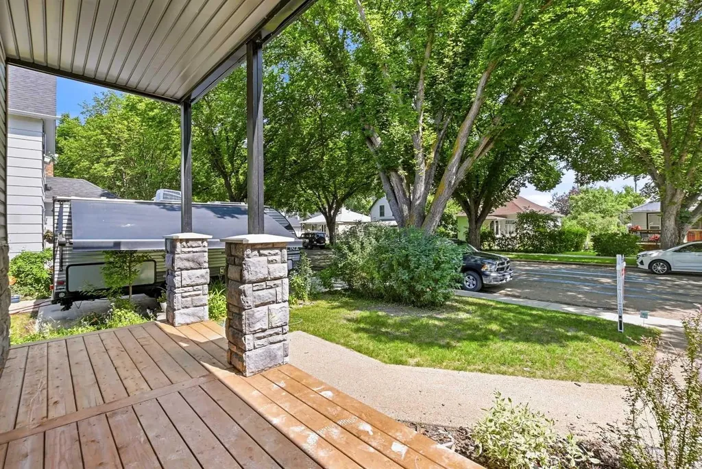 5242 51 Street Lacombe AB T4L 1H7