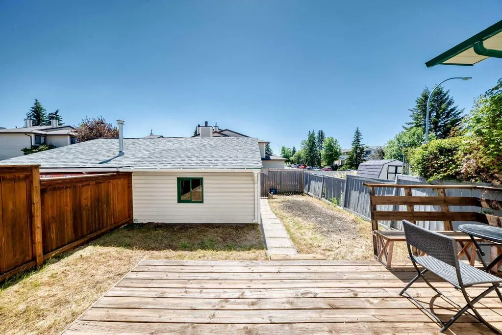 3728 Cedarille Drive SW Calgary AB T2W3Z8