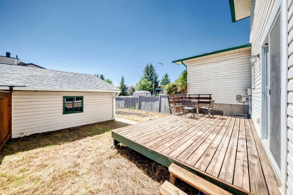 3728 Cedarille Drive SW Calgary AB T2W3Z8