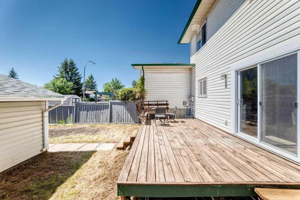 3728 Cedarille Drive SW Calgary AB T2W3Z8