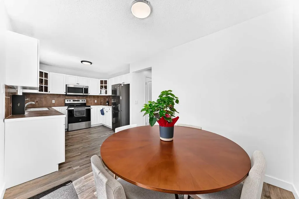 3728 Cedarille Drive SW Calgary AB T2W3Z8
